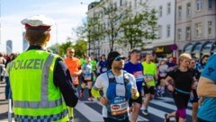 Uniformierte und Beamte in Zivil (Archivfoto aus dem Vorjahr) werden den Vienna City Marathon am Wochenende schützen. (Bild: Mario Urbantschitsch)