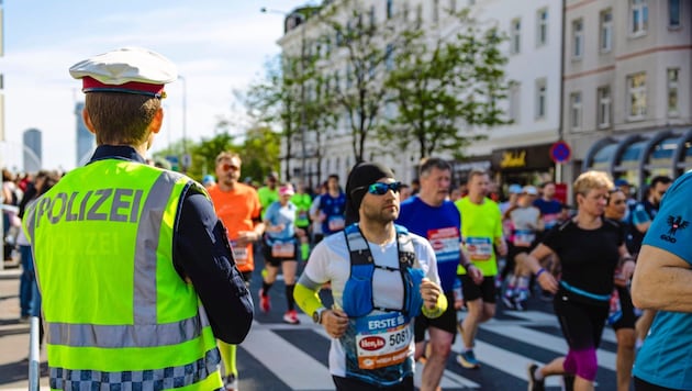 Uniformierte und Beamte in Zivil (Archivfoto aus dem Vorjahr) werden den Vienna City Marathon am Wochenende schützen. (Bild: Mario Urbantschitsch)