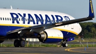 Die Tragödie hat sich an Bord eines Ryanair-Inlandsflugs in Italien ereignet (Symbolbild). (Bild: APA/AFP/ALBERTO PIZZOLI)