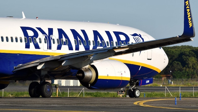 The tragedy occurred on board a Ryanair domestic flight in Italy (symbolic image). (Bild: APA/AFP/ALBERTO PIZZOLI)