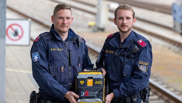 Officers Patrick (left) and Sebastian (LVA OÖ, API Wels) carried out the resuscitation measures. (Bild: LPD OÖ/M.Dietrich)