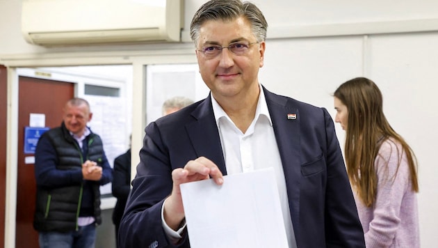 Prime Minister Plenkovic votes - by the evening his victory was clear. (Bild: APA/AFP/DAMIR SENCAR)