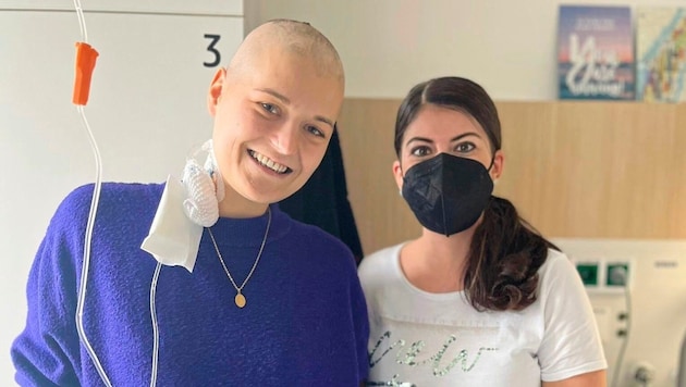 From leukemia patient to cancer ambassador: Lisa Jost (r.) supports Olivia Knauß (l.) in her fight against cancer. (Bild: Olivia Knauß)
