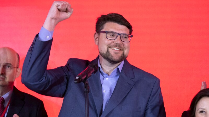 SDP-Chef Pedja Grbin zeigte sich zufrieden über das Wahlergebnis. (Bild: APA/AFP/STRINGER)
