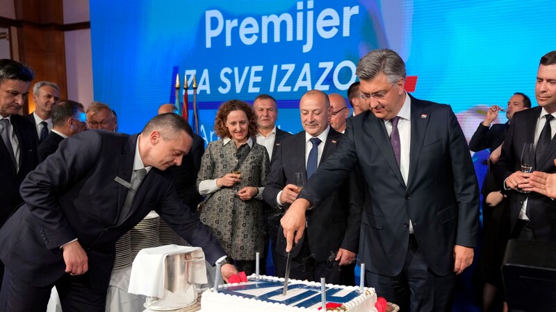 Plenković feierte den Wahlsieg mit Sekt und Kuchen. (Bild: AP)