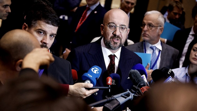 EU Council President Charles Michel comments on the summit decisions. (Bild: APA/AFP/Kenzo TRIBOUILLARD)