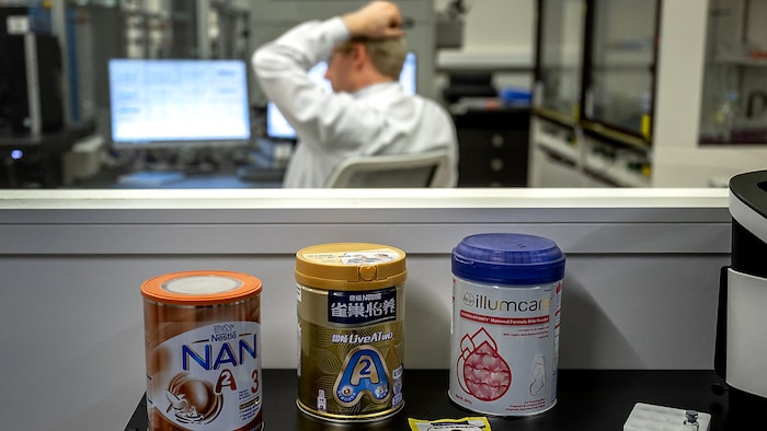 Ein Nestlé-Mitarbeiter bei der Analyse von Babyprodukten