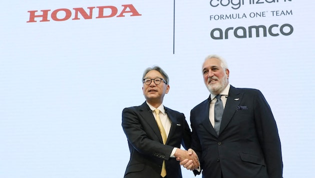 Honda-CEO Toshihiro Mibe (li.) und Aston-Martin-Boss Lawrence Stroll (Bild: APA/AFP/JIJI Press/STR)