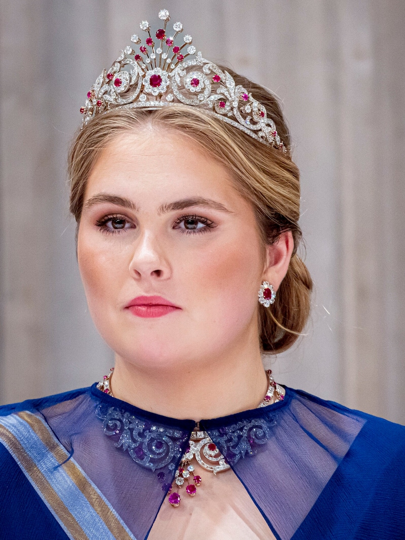 Kronprinzessin Amalia trug bei ihrem allerersten Staatsbankett ein Diadem und sah einfach zauberhaft aus. (Bild: APA/Patrick van Katwijk/Pool Photo via AP)