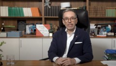 Kickl präsentierte sich in seinem Büro, umringt von Geschenken wie einem Schlumpf, ...