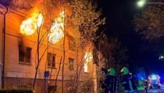 Feueralarm in der Nacht auf Donnerstag in Hollabrunn. Beim Wohnhaus handelt es sich um einen Anbau der ehemaligen Aumühle. (Bild: Feuerwehr Hollabrunn)