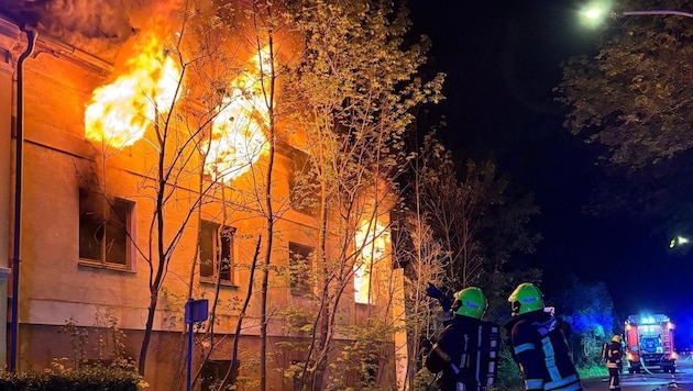 Tűzriadó Hollabrunnban csütörtök este. A lakóépület az egykori Aumühle bővítése. (Bild: Feuerwehr Hollabrunn)