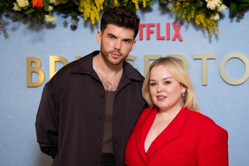 Nicola Coughlan und „Bridgerton“-Co-Star Luke Newton (Bild: Scott A Garfitt / AP / picturedesk.com)