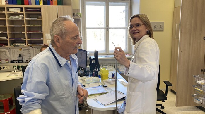 Primaria Uta Hoppe zeigt dem Patienten einen Herz-Clip