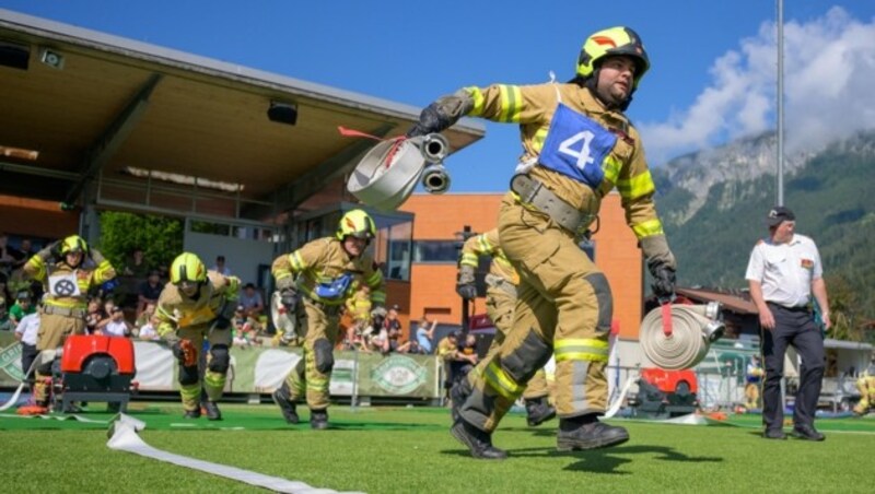 One of the tasks of this competition is to set up a fire-fighting attack together. (Bild: Manuel_Wuertenberger)