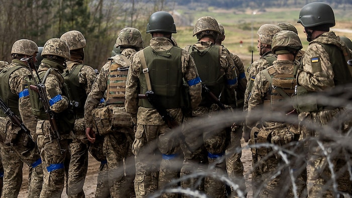 Ukrainische Soldaten auf einem Trainingsgelände in Polen