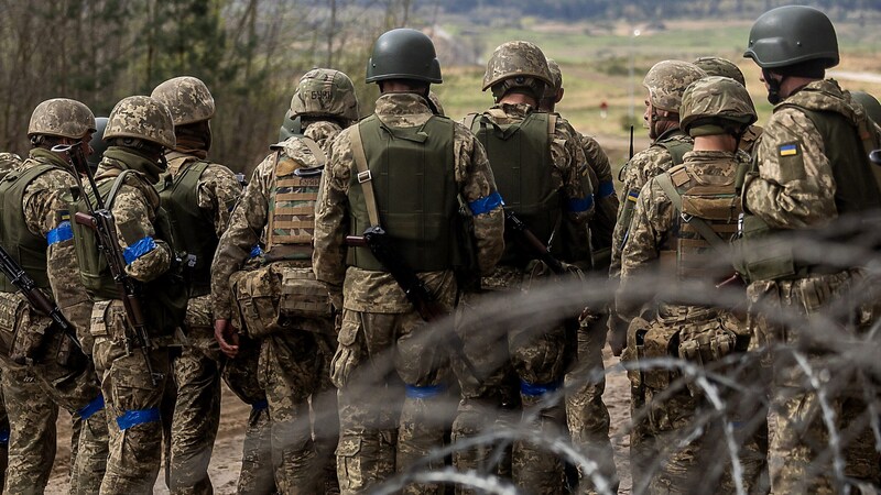 Ukrainische Soldaten während einer Ausbildung durch EU-Ausbildner (Bild: APA/AFP/Wojtek Radwanski)