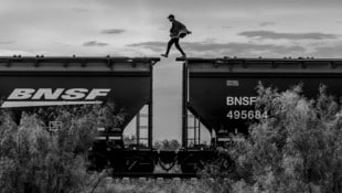 Alejandro Cegarra hielt einen Migranten auf dem Dach des Güterzugs „Das Biest“ fotografisch fest – und gewann damit den World Press Photo Long-Term Project Award. (Bild: AP/World Press Photo /Bloomberg/The New York Times/Alejandro Cegarra)