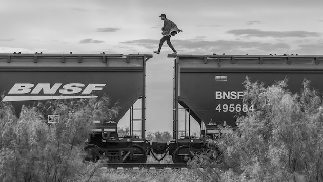 Alejandro Cegarra "The Beast" adlı yük treninin çatısında bir göçmeni yakalayarak World Press Photo Uzun Vadeli Proje Ödülü'nü kazandı. (Bild: AP/World Press Photo /Bloomberg/The New York Times/Alejandro Cegarra)