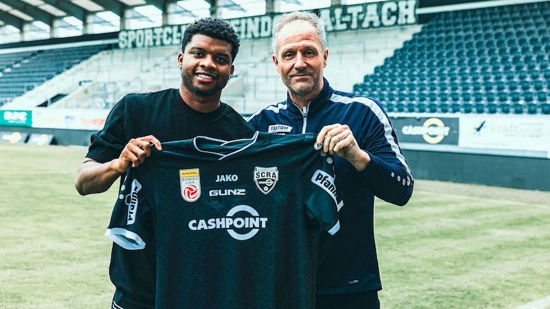 Brasilo-Offensivmann Lincoln mit Sportdirektor Roland Kirchler. (Bild: SCR Altach)