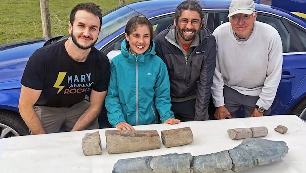 Das fossiliensuchende Vater-Tochter-Duo Justin und Ruby Reynolds (beide in der Mitte) mit den Überresten. (Bild: Dean Lomax/University of Manchester)