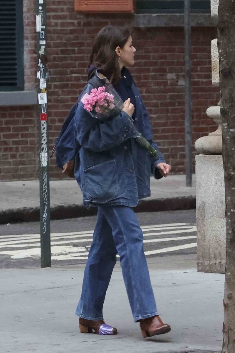Suri Cruise wurde an ihrem 18. Geburtstag mit Blumen in New York gesichtet. (Bild: www.PPS.at)