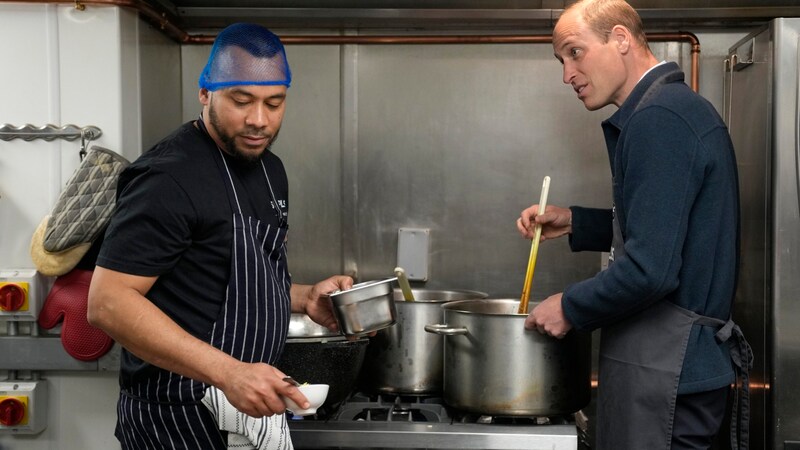 Prinz William schwang bei der Zubereitung von Bolognese-Soße den Kochlöffel. (Bild: APA/AP Photo/Alastair Grant, pool)