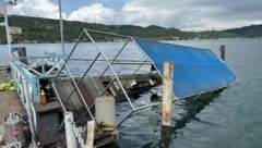 Zu versinken drohte am Donnerstag ein Wasserfahrzeug im Wörthersee. Die Berufsfeuerwehr Klagenfurt sowie die Wehren von Krumpendorf, Schiefling und Velden bargen das Boot (Bild: Berufsfeuerwehr Klagenfurt)