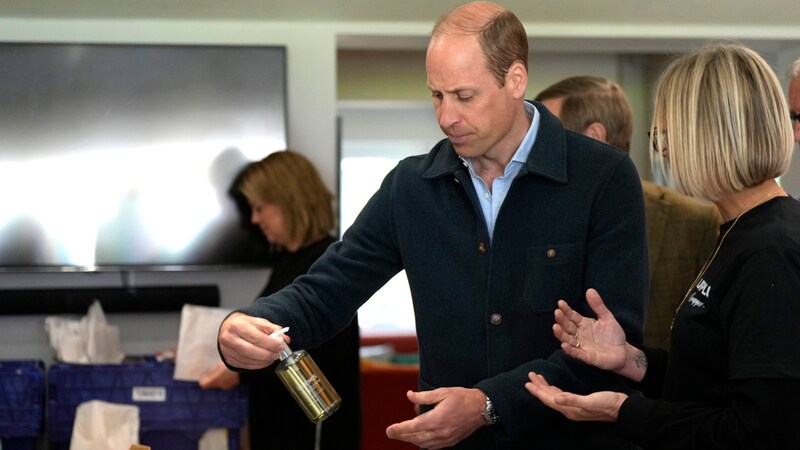 Prinz William informierte sich über die Arbeit der Wohltätigkeitsorganisation. (Bild: APA/AP Photo/Alastair Grant, pool)