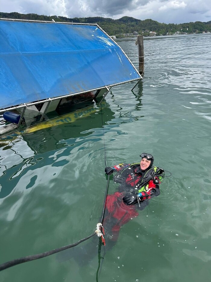 Einsatztaucher bei der Bootsbergung im Wörthersee.