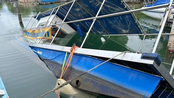 Am Mittwoch begann das Boot zu sinken, am Donnerstag wurden die Einsatzkräfte alarmiert.