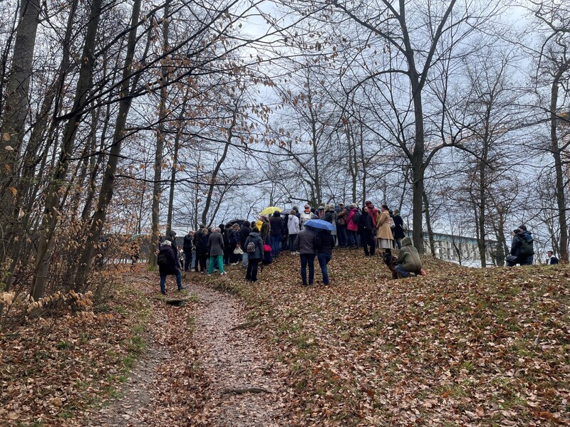 The first archaeological tour in Graz on the subject of burial mounds attracted over 100 enthusiastic visitors. (Bild: Alina Luttenberger)