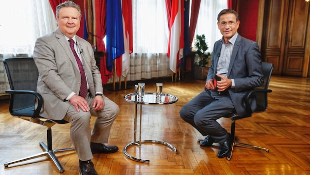 Mayor Michael Ludwig (SPÖ) answered questions from krone.tv presenter Gerhard Koller in the Red Salon of Vienna City Hall. (Bild: Reinhard Holl)