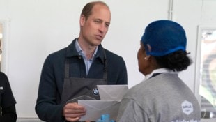 Prinz William wurden bei seinem ersten Auftritt Genesungskarten für Kate überreicht. (Bild: AP Photo/Alastair Grant, pool)