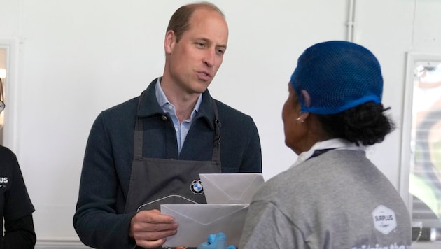 Prinz William wurden bei seinem ersten Auftritt Genesungskarten für Kate überreicht. (Bild: AP Photo/Alastair Grant, pool)