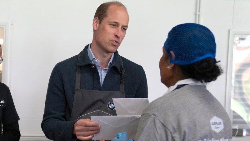 Dem Prinzen wurden Karten für Prinzessin Kate und König Charles überreicht. (Bild: AP Photo/Alastair Grant, pool)