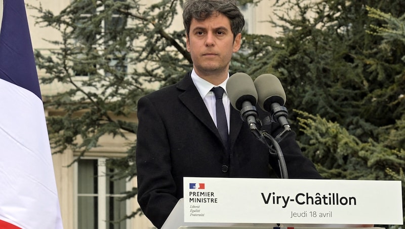 Premierminister Attal beging seinen hundertsten Tag im Amt am Schauplatz einer tödlichen Gewalttat unter Jugendlichen vor den Toren von Paris. (Bild: APA/AFP/BERTRAND GUAY)