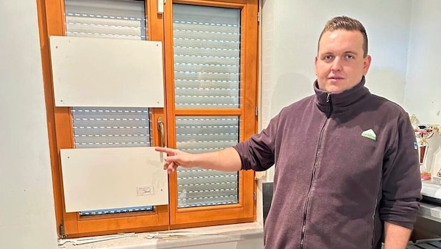 „Hier sind die Täter eingestiegen“, erklärt Standortleiter Mathias D. und zeigt auf die Spuren ...