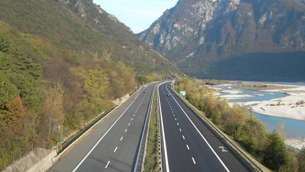 Die italienische Autobahn A23 in der Nähe von Tarvis (Archivbild) (Bild: stock.adobe.com)