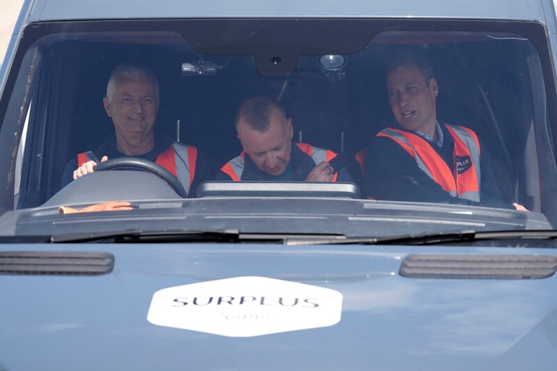 Prinz William im Lieferwagen von Surplus to Supper. (Bild: AP Photo/Alastair Grant, pool)