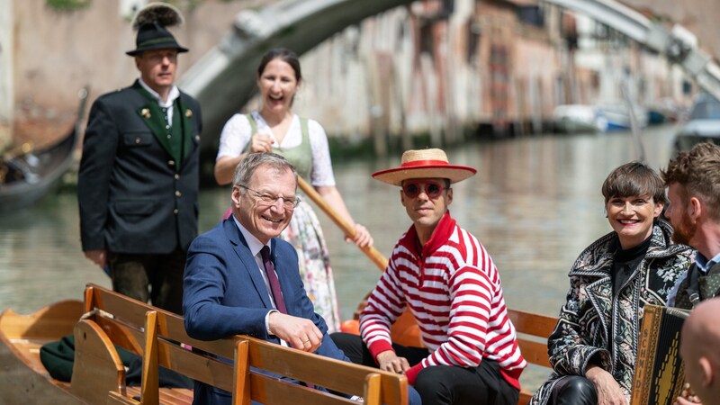 Landeshauptmann Thomas Stelzer und Tomaso (Bild: Peter C. Mayr)