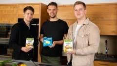 Martin (li.) und Thomas Berger (re.) präsentieren mit Fabian Wagesreither die veganen Wurst- und Käsespezialitäten. (Bild: Kristian Schark)