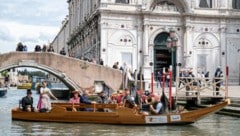 Eine Plätte rückte in Venedig die Kulturhauptstadt ins Licht (Bild: Peter C. Mayr)