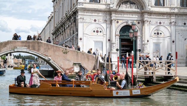 Eine Plätte rückte in Venedig die Kulturhauptstadt ins Licht (Bild: Peter C. Mayr)
