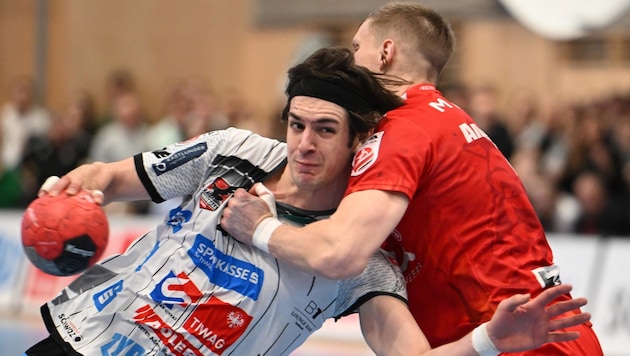 Michael Miskovezl (l.) will sich gegen die „Roten Teufel“ durchsetzen. (Bild: GEPA pictures)