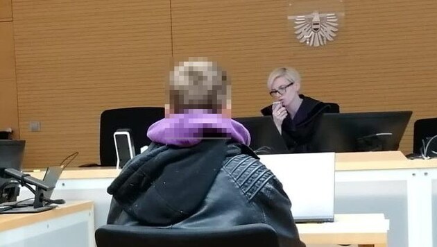 The 21-year-old now had to sit before the judge at Innsbruck Regional Court. (Bild: Stegmayr Markus, Krone KREATIV)