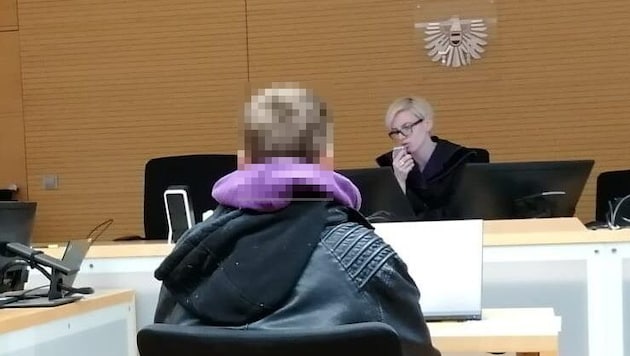 Nun musste der 21-Jährige am Innsbrucker Landesgericht vor der Richterin Platz nehmen. (Bild: Stegmayr Markus, Krone KREATIV)