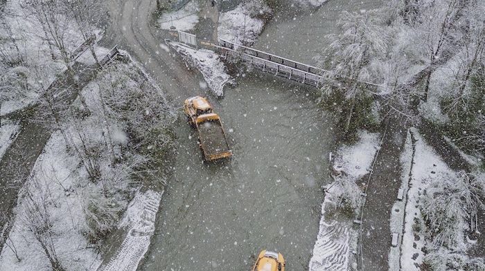The recreation area, which is fed and dammed by the Kapruner Ache, is being dredged. Tons of ...