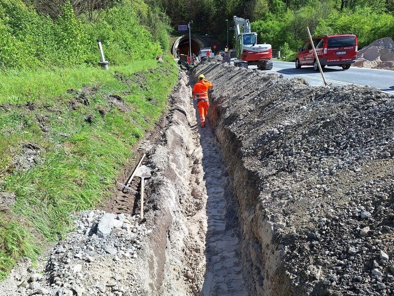 Umfangreiche Grabungsarbeiten für Leitungen sind nötig. (Bild: Land Tirol)