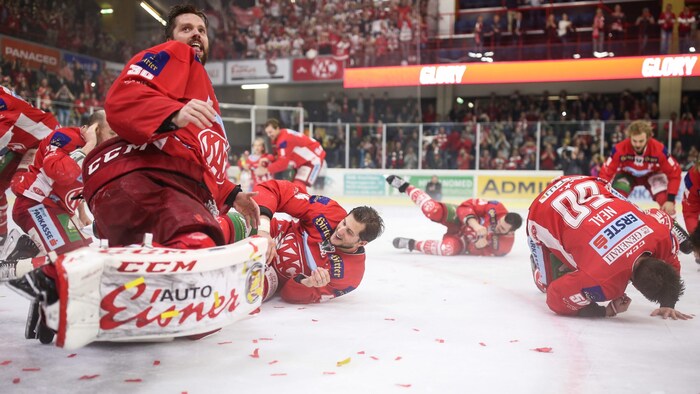 So purzelten die KAC-Cracks nach dem Siegestor zum 3:2 von Adam Comrie gegen Wien über das Eis.